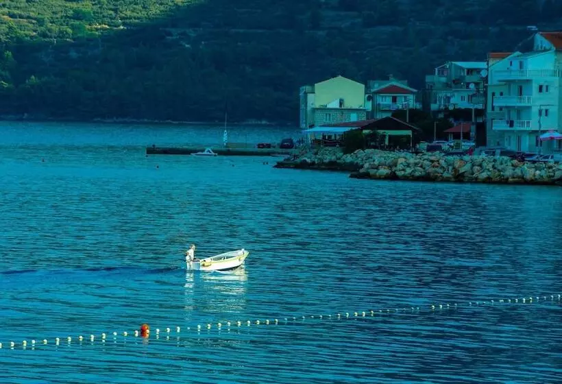 בית מלון כפרי Beach