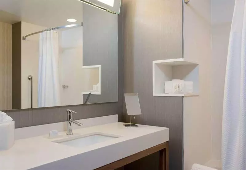 Отель Courtyard By Marriott Holland Downtown