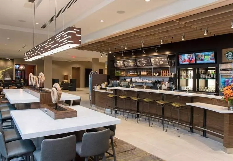 Отель Courtyard By Marriott Holland Downtown