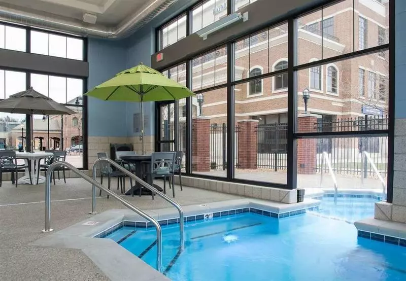 Отель Courtyard By Marriott Holland Downtown