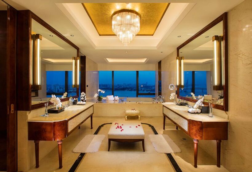 Otel Hilton Wuhan Riverside