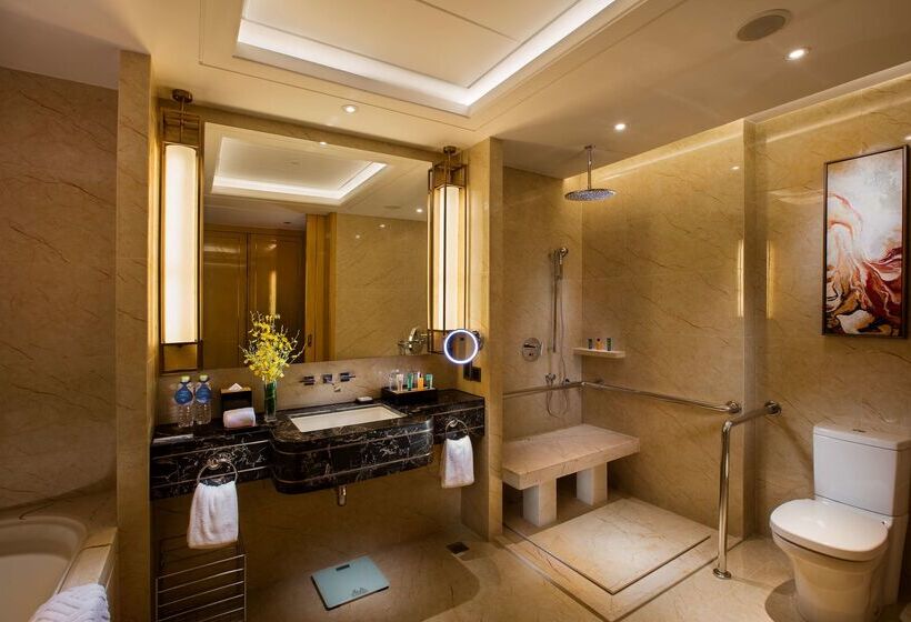 Otel Hilton Wuhan Riverside