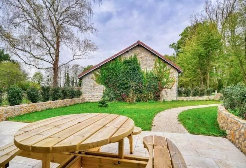 Aamiaismajoitus (B&B) Le Petit Château De Barbizon Au Bois Du Mée