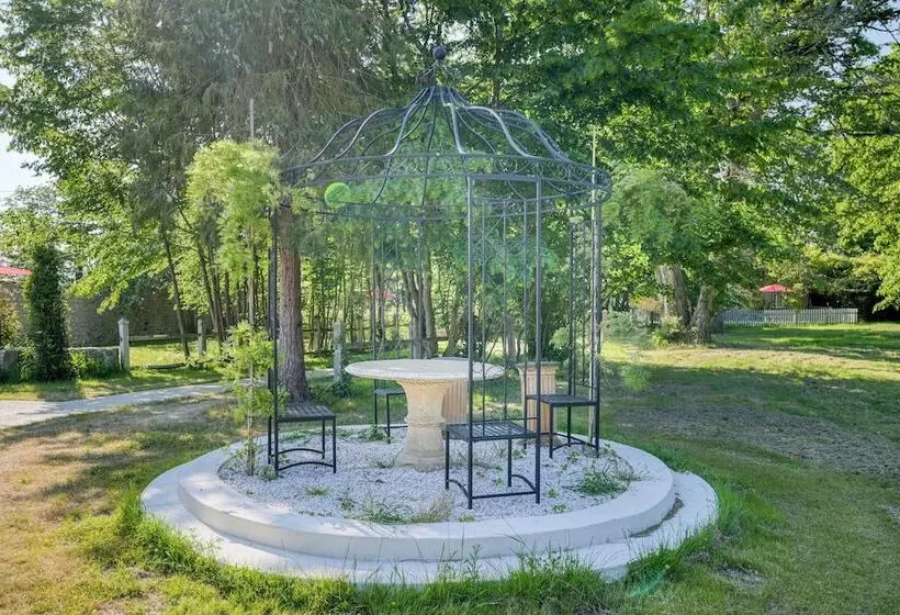 Aamiaismajoitus (B&B) Le Petit Château De Barbizon Au Bois Du Mée