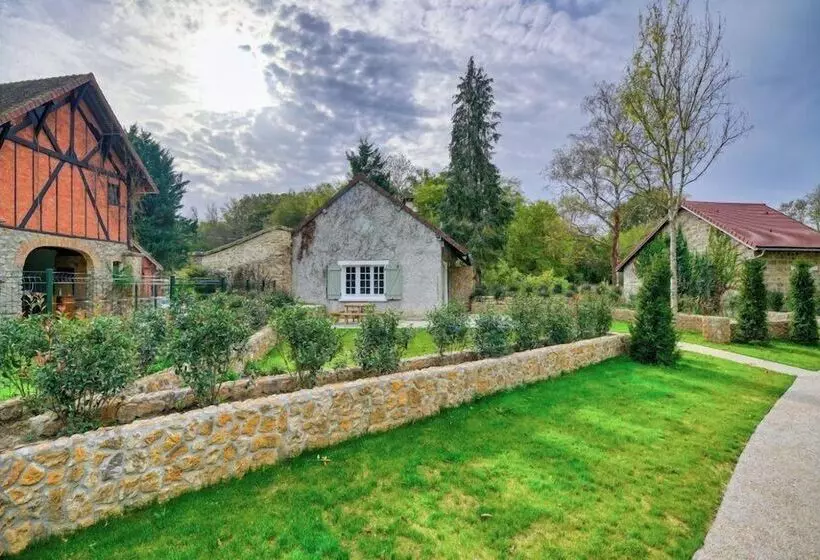 Aamiaismajoitus (B&B) Le Petit Château De Barbizon Au Bois Du Mée