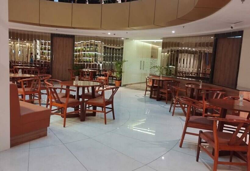 ホテル The Monarch Turbhe