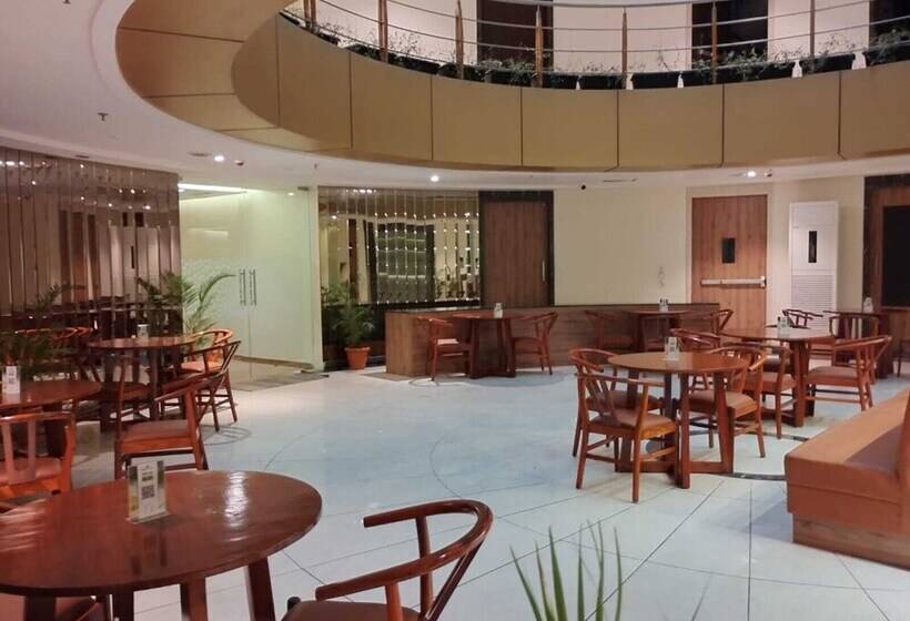 ホテル The Monarch Turbhe