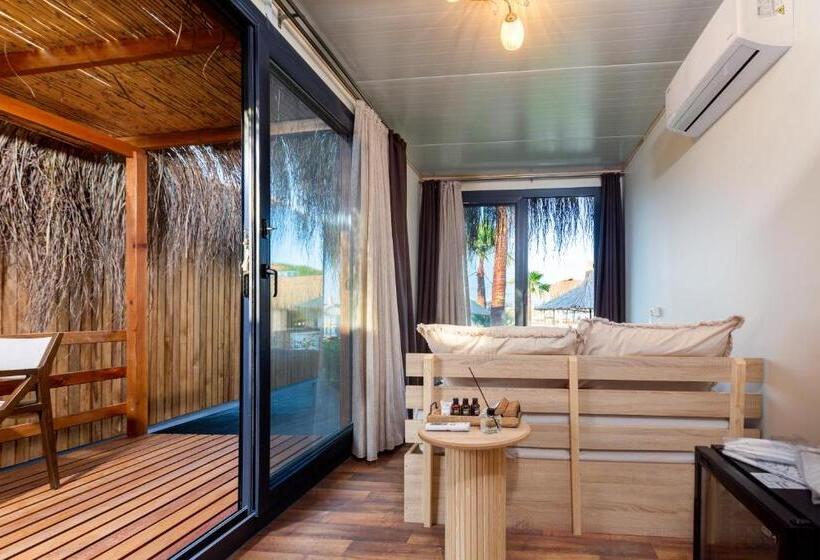 هتل Anda Beach Bistro & Rooms