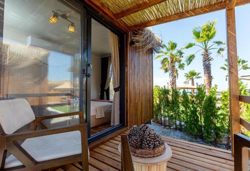 هتل Anda Beach Bistro & Rooms