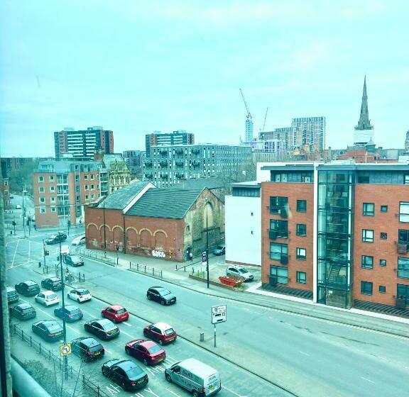 פנסיון En Suite Double Room In Shared City Center Apartment