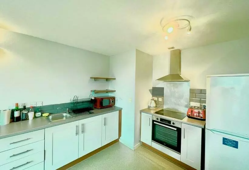 پانسیون En Suite Double Room In Shared City Center Apartment