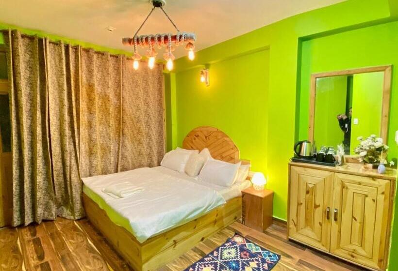 Bed and Breakfast Attic Monkey Cafe & Rooms