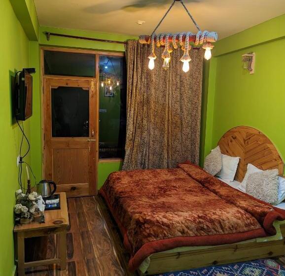 Bed and Breakfast Attic Monkey Cafe & Rooms