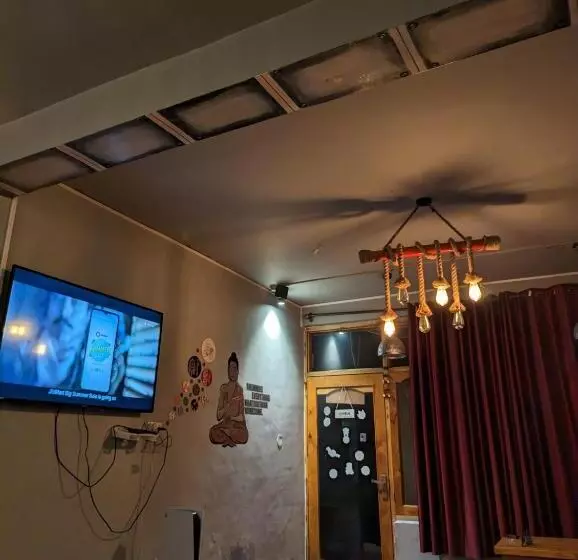 ベッドアンドブレックファースト Attic Monkey Cafe & Rooms