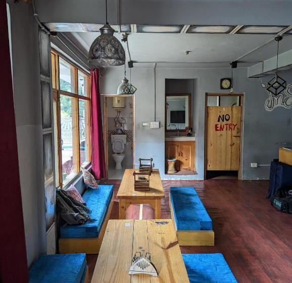 Bed and Breakfast Attic Monkey Cafe & Rooms