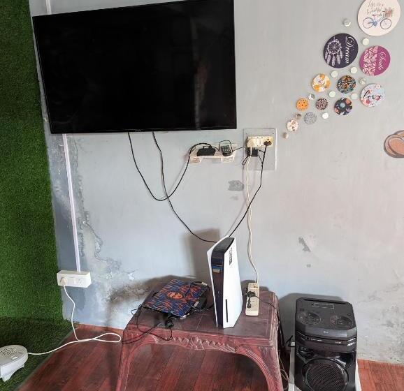 Bed and Breakfast Attic Monkey Cafe & Rooms