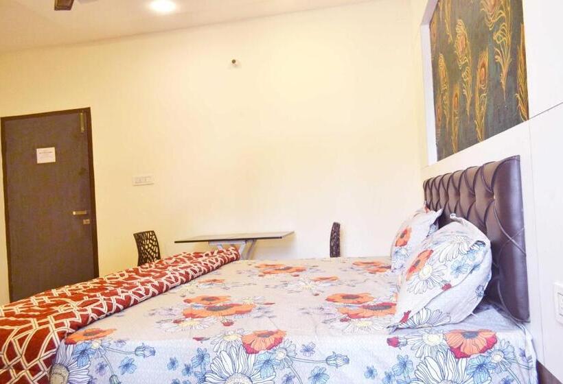 Hotel Oyo 81020 Royal Orbit