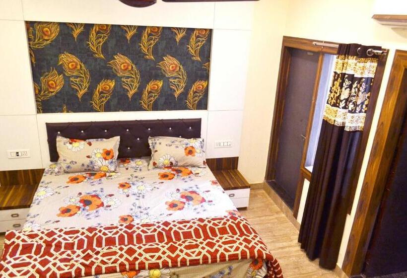 Hotel Oyo 81020 Royal Orbit