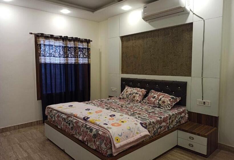 Hotel Oyo 81020 Royal Orbit