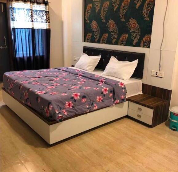 Hotel Oyo 81020 Royal Orbit