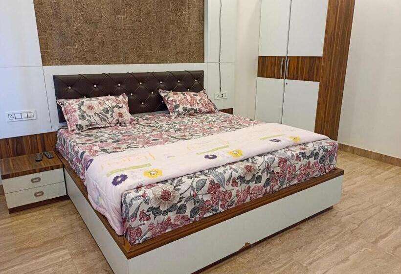 Hotel Oyo 81020 Royal Orbit