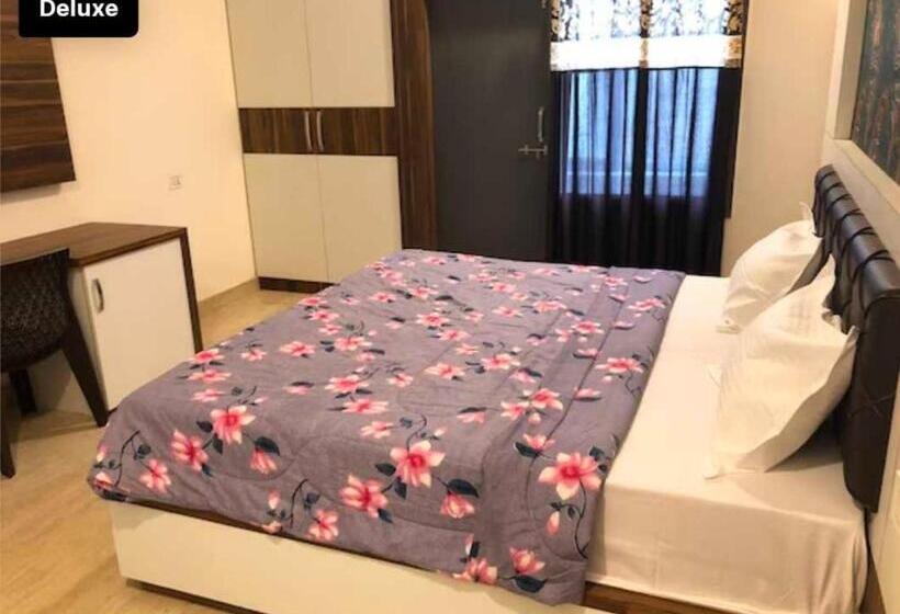 Hotel Oyo 81020 Royal Orbit