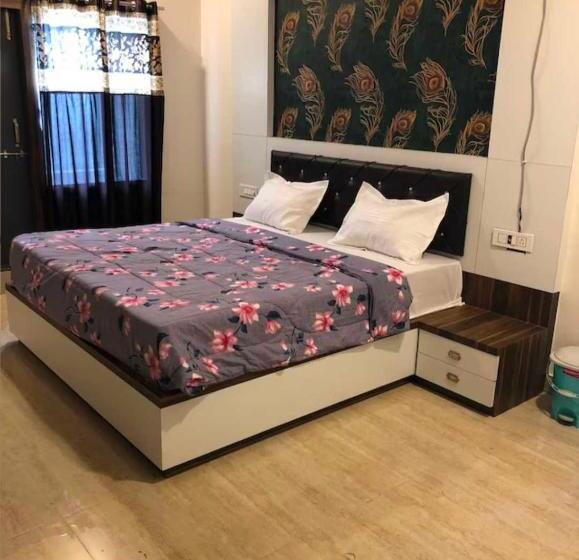 Hotel Oyo 81020 Royal Orbit