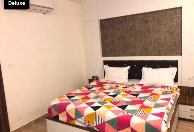 Hotel Oyo 81020 Royal Orbit