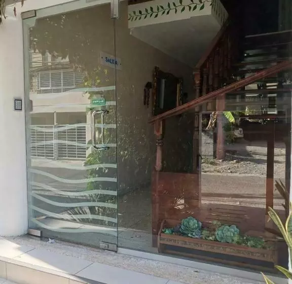 پانسیون Hostal Botanic Garden