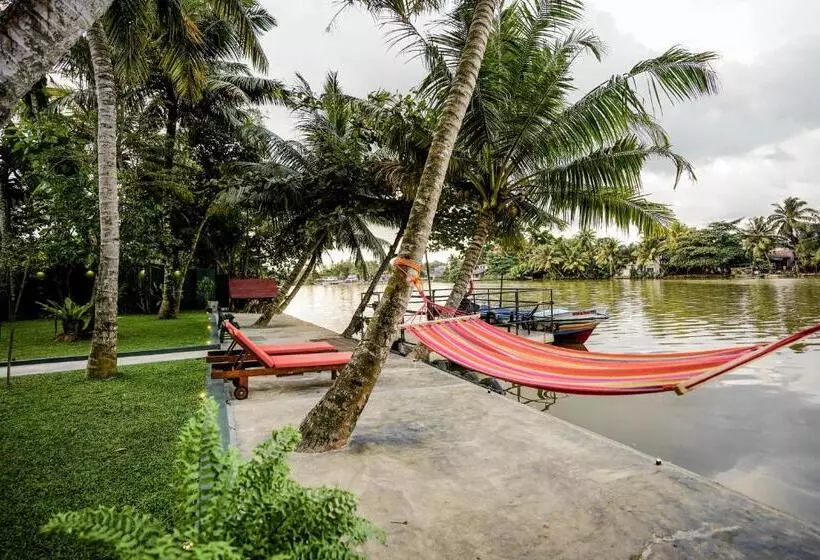 Majatalo River Inn   Fort