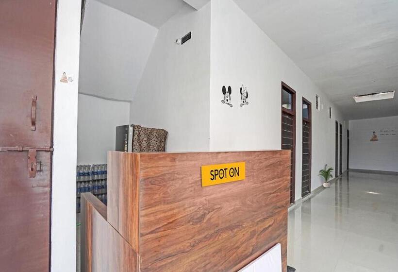 호텔 Spot On J S Residency