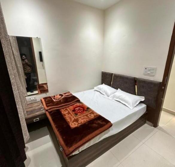 پانسیون Crysta Guest House