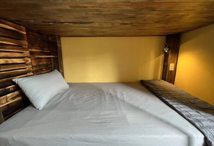 Lapis Restaurant And Hostel