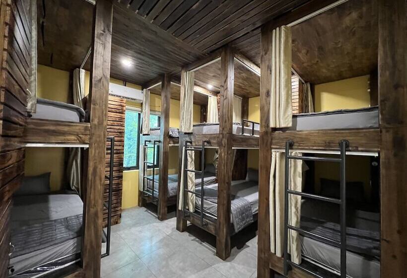 Lapis Restaurant And Hostel