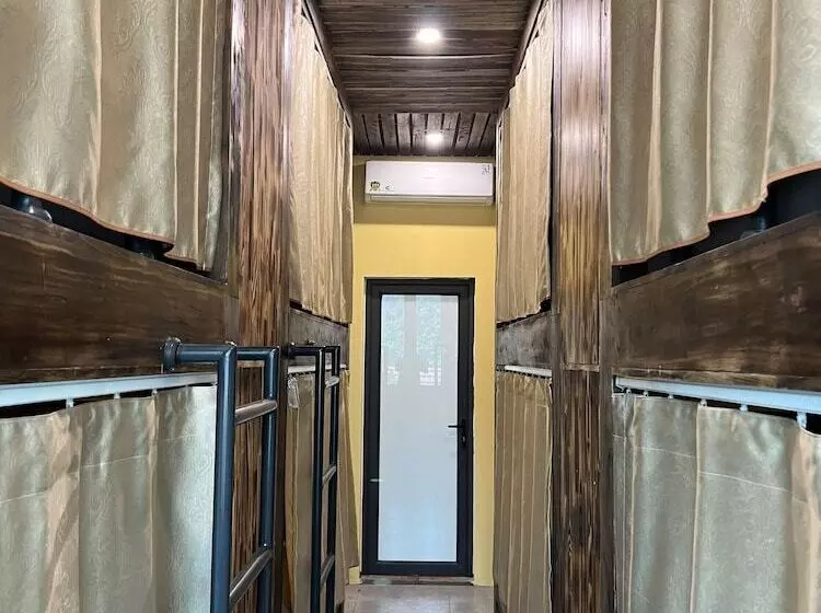 Lapis Restaurant And Hostel