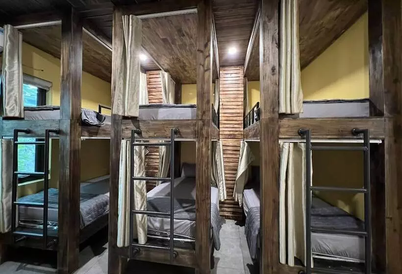 Lapis Restaurant And Hostel