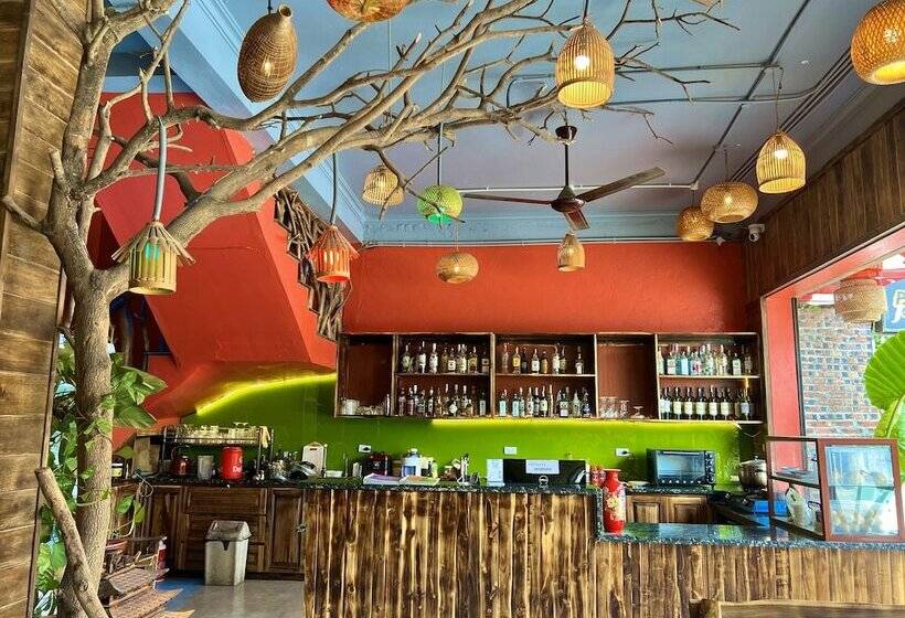 Lapis Restaurant And Hostel