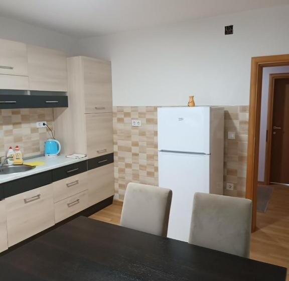 پانسیون 2bdr Apt With Balcony With View Free Parking