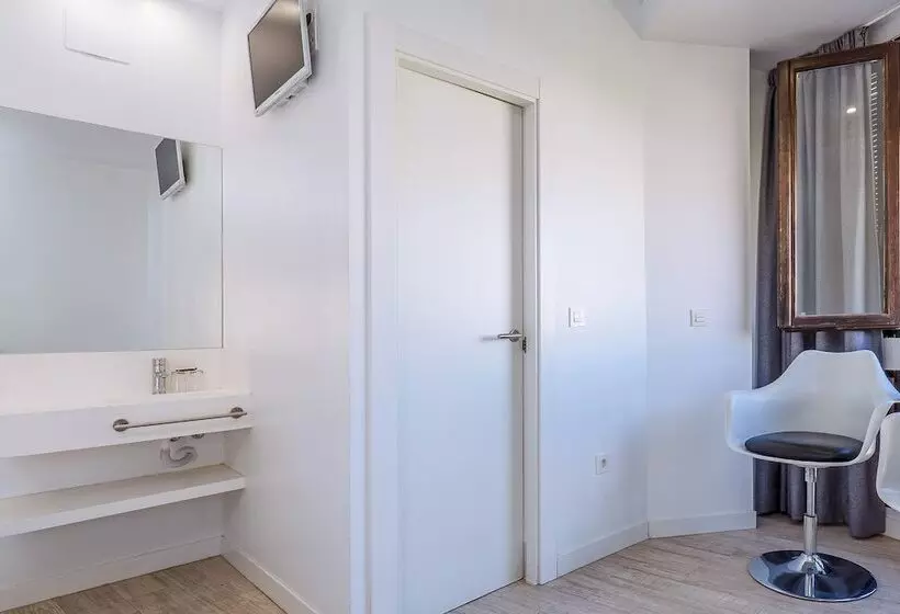 Hôtel (catégorie 1/2 *) AMC Granada