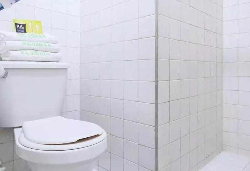 هتل Ayenda 1506 La Puerta Del Sol