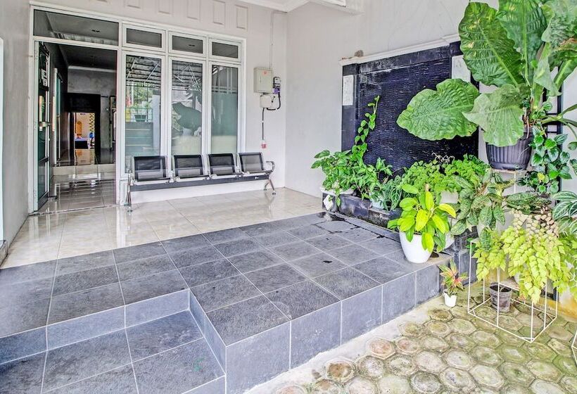 בית מלון כפרי Capital O 92250 Hall & Guesthouse Kowapi Syariah