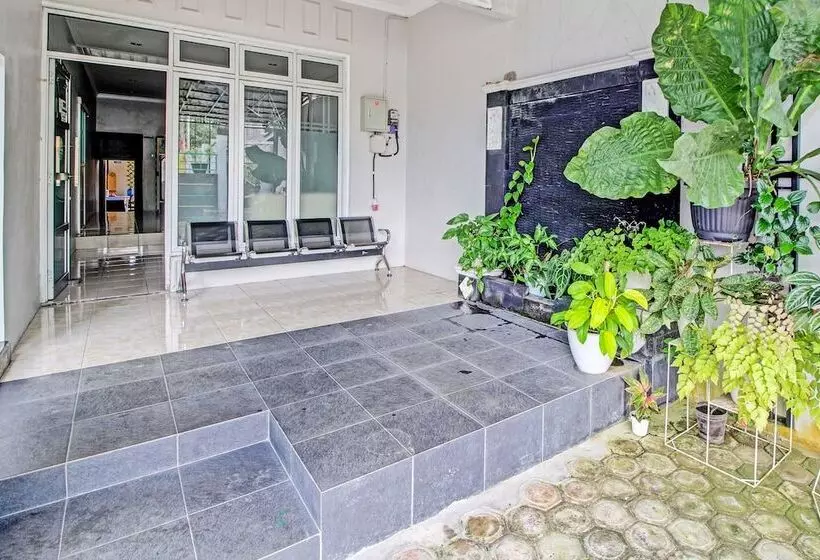 Hotelli Capital O 92250 Hall & Guesthouse Kowapi Syariah