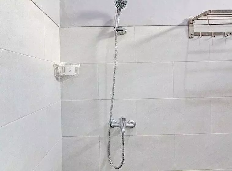 Hotelli Capital O 92250 Hall & Guesthouse Kowapi Syariah