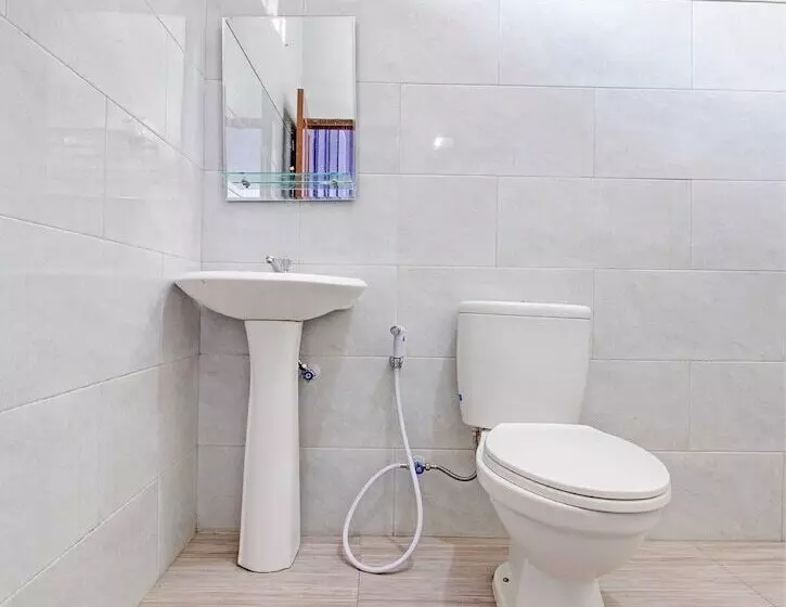 Hotelli Capital O 92250 Hall & Guesthouse Kowapi Syariah