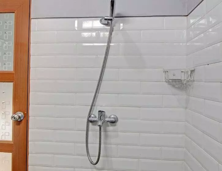 Hotelli Capital O 92250 Hall & Guesthouse Kowapi Syariah