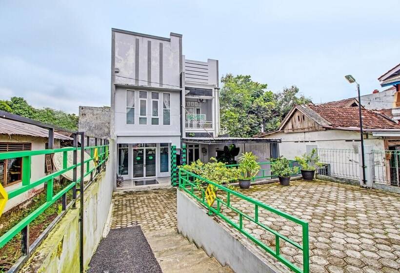 בית מלון כפרי Capital O 92250 Hall & Guesthouse Kowapi Syariah