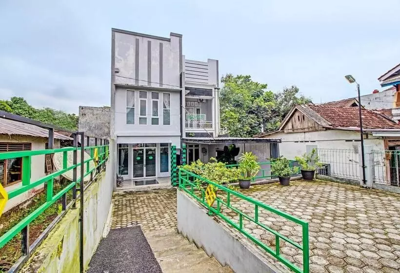 Hotelli Capital O 92250 Hall & Guesthouse Kowapi Syariah