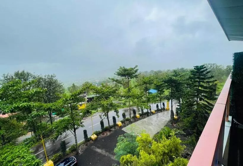 ホテル Natural Resort Panhala
