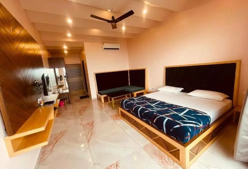 ホテル Natural Resort Panhala