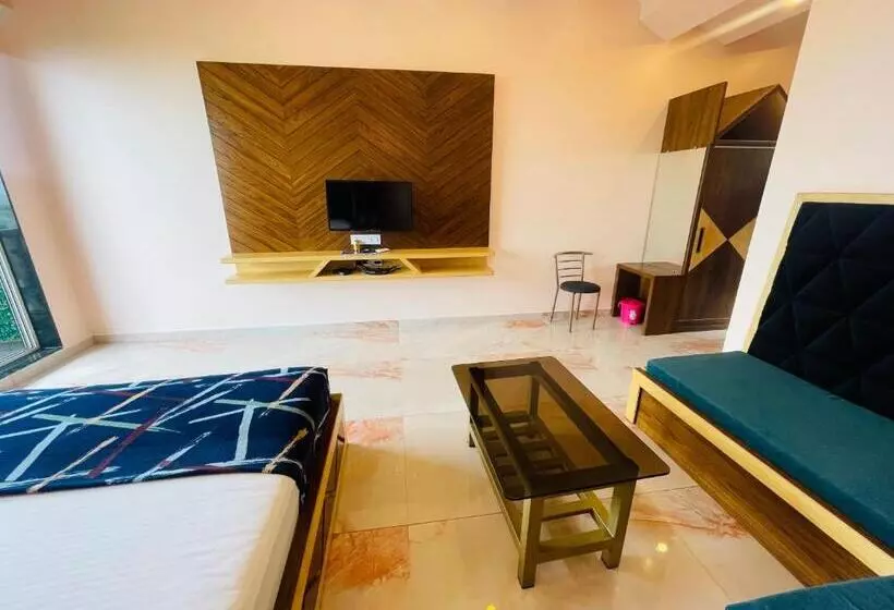 ホテル Natural Resort Panhala